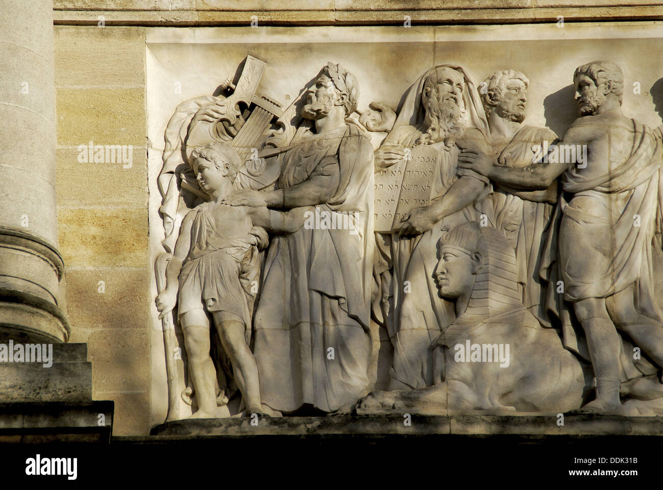 Moïse, Amon Ra, y otros en la fachada del 'Musée d'Aquitaine' en Burdeos. Gironde. Francia. Foto de stock
