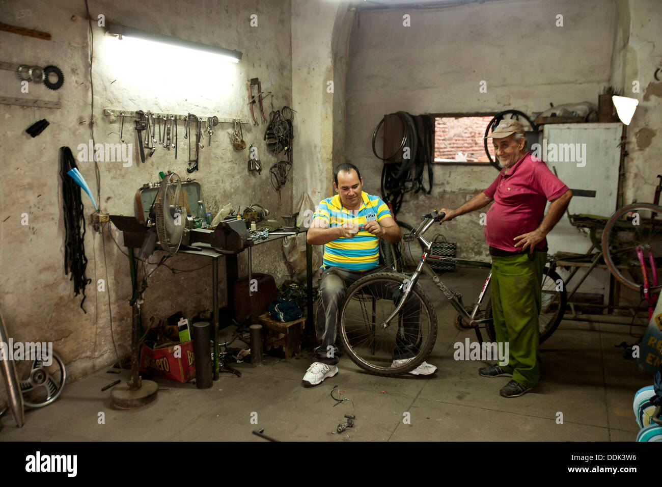 Garaje para bicicletas en Camagüey, Cuba, el Caribe, Foto de stock