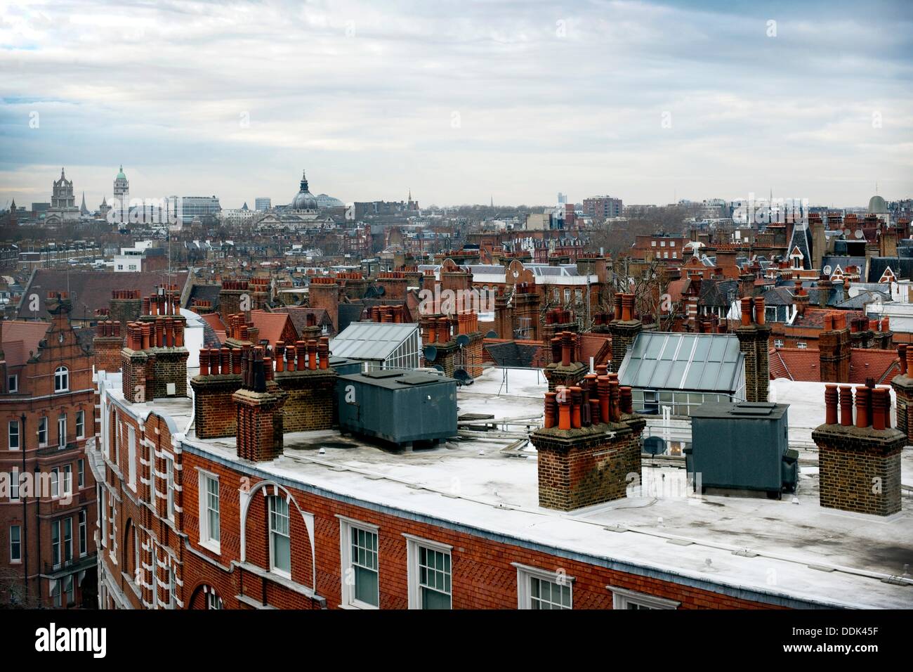 Con buardillas Tejados y chimeneas en East London, England, Reino Unido, Buardillas tejados y chimeneas en el este de Londres, Inglaterra, Reino Unido. Foto de stock
