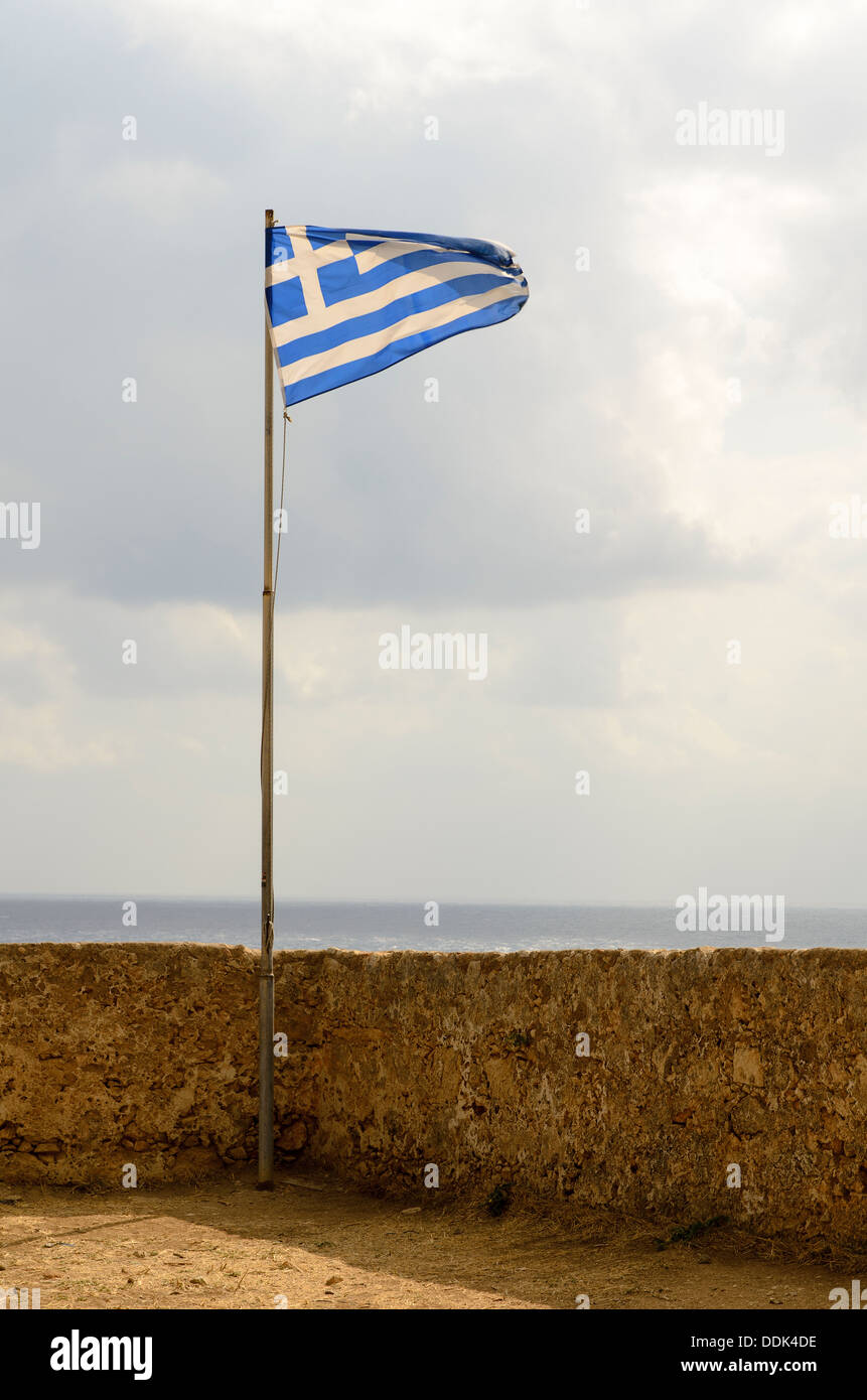 Ondeando la bandera griega en la fortaleza veneciana en Rethymno, Creta, Grecia Foto de stock