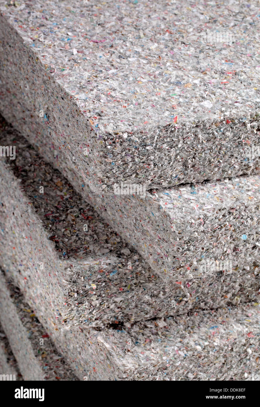 Pila de paneles de aislamiento de celulosa batt, hecha de periódicos reciclados, utilizados como elementos de aislamiento térmico. Foto de stock