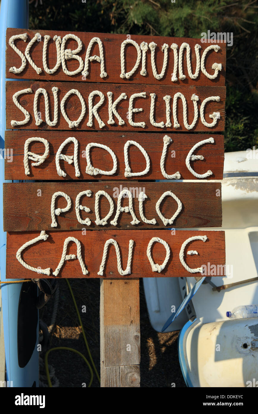 Firmar con palabras de la soga a un lugar de alquiler de deportes acuáticos en la playa, en la isla de Corfú, Grecia Foto de stock