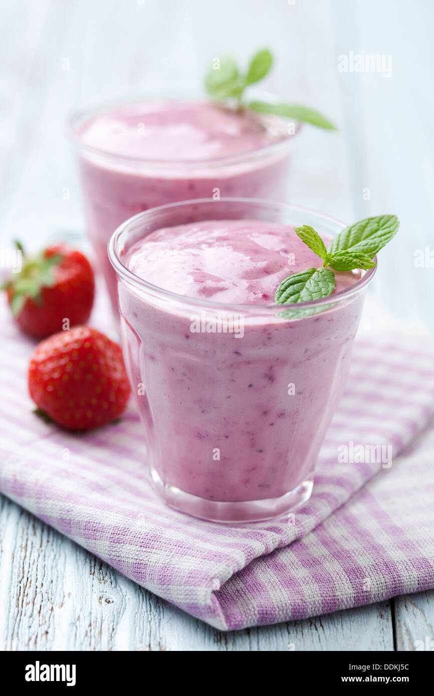 Strawberry Yoghurt, agitar o batido Foto de stock