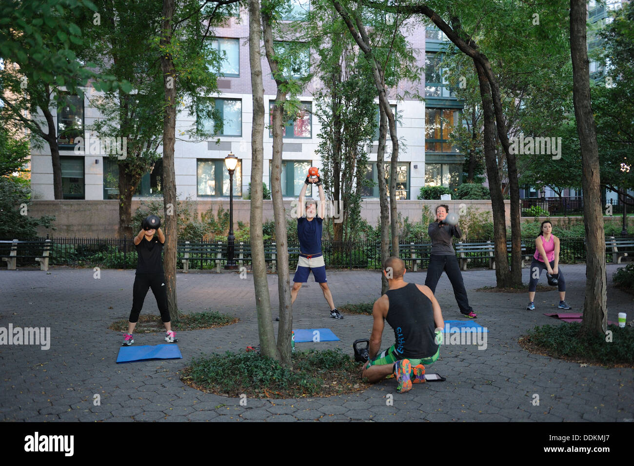 Una clase de ejercicios al aire libre en Battery Park City, un barrio en el Bajo Manhattan, Ciudad de Nueva York. Foto de stock