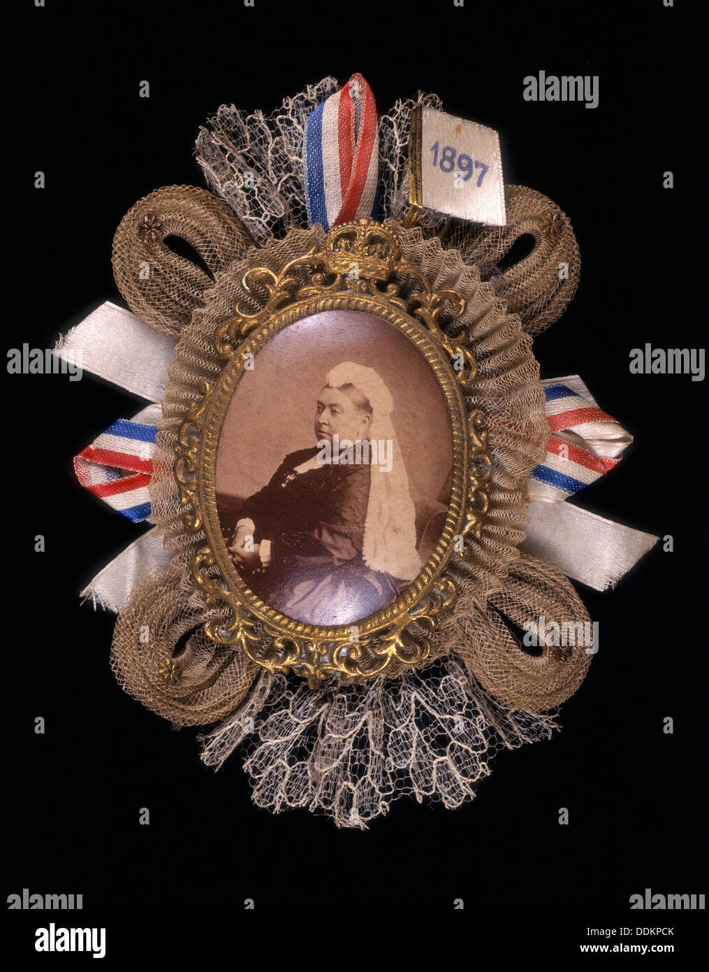 Brooch conmemorando la reina Victoria's Diamond Jubilee, 1897. Artista: Desconocido Foto de stock