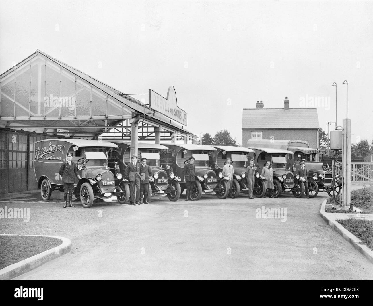 Reeves vans fuera de la f brica Londres c1930s . Artista