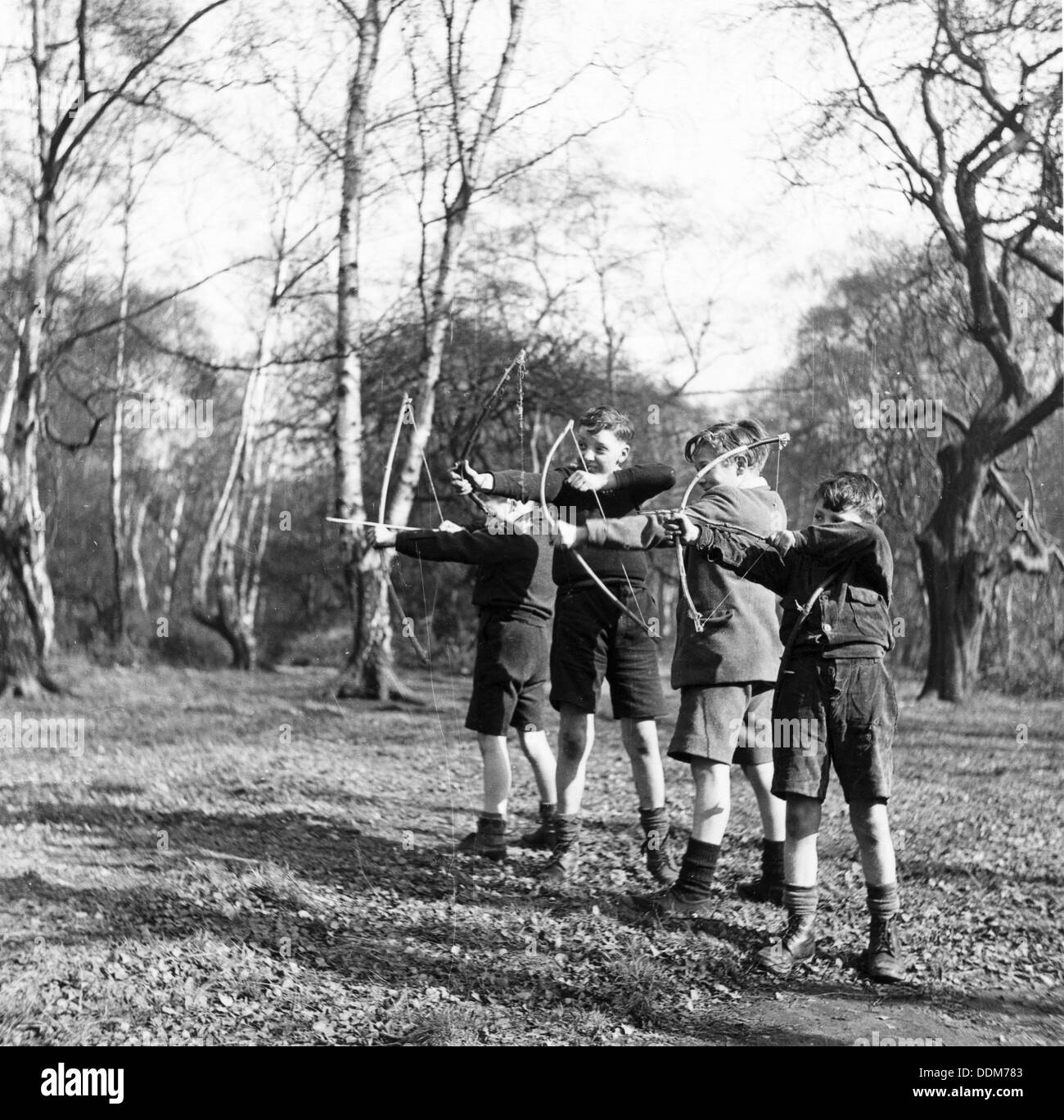 Los muchachos disparar con arcos y flechas en Hampstead, Londres, c1950s. Artista: Henry Grant Foto de stock