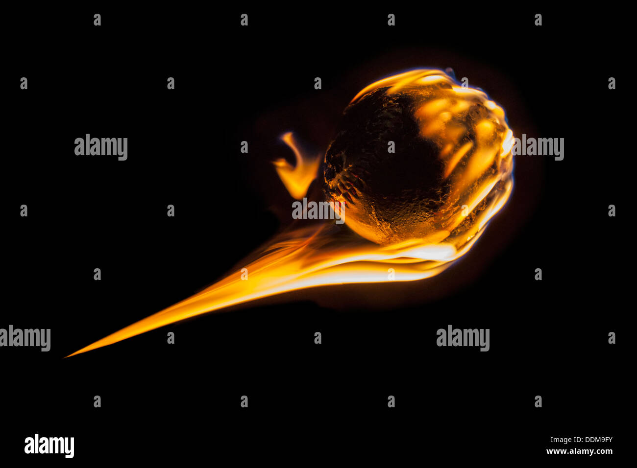 Bola de fuego llameante bola rápida quema de béisbol en la oscuridad. Foto de stock