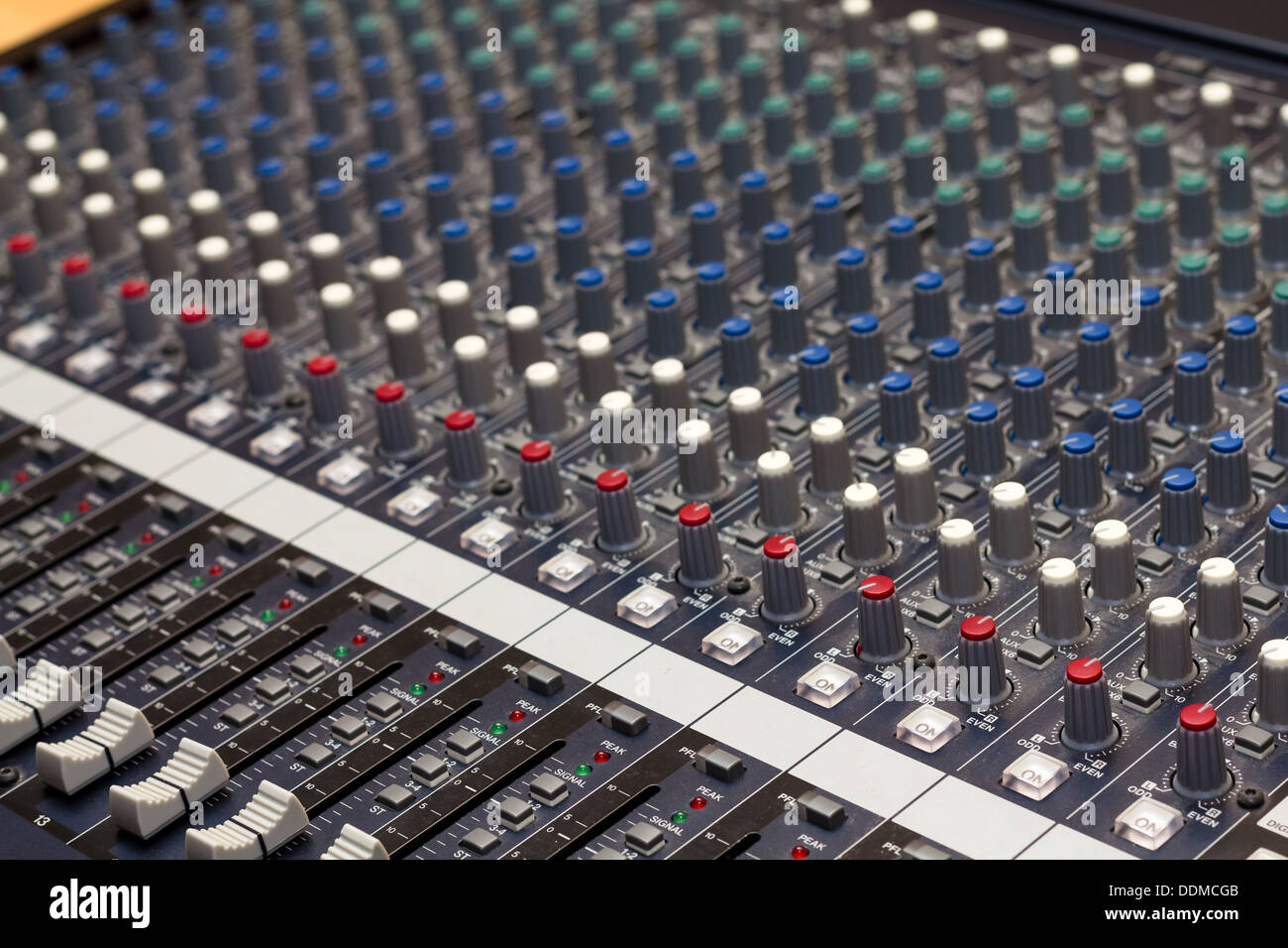 Consola de mezcla de audio en un estudio de grabación. Faders y perillas de  un mezclador de sonido Fotografía de stock - Alamy