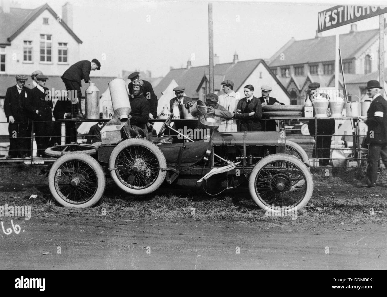 T Thornycroft Thornycroft con su coche en una carrera TT, 1908. Artista: Desconocido Foto de stock
