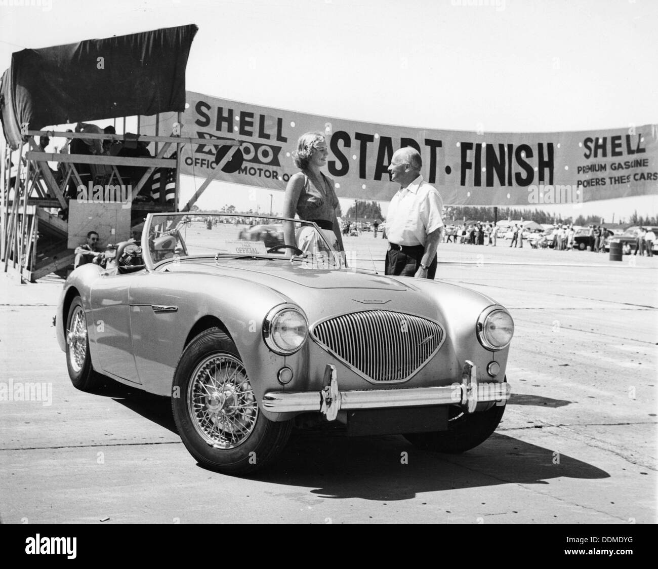 Donald Healey con un Austin Healey a una carrera de velocidad. Artista: Desconocido Foto de stock
