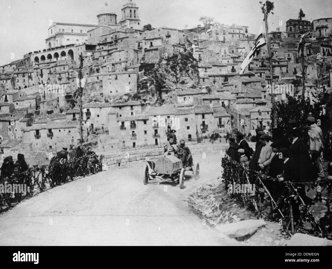 Maurice Fabry en un Itala, en la carrera Targa Florio, en Sicilia, en 1907. Artista: Desconocido Foto de stock