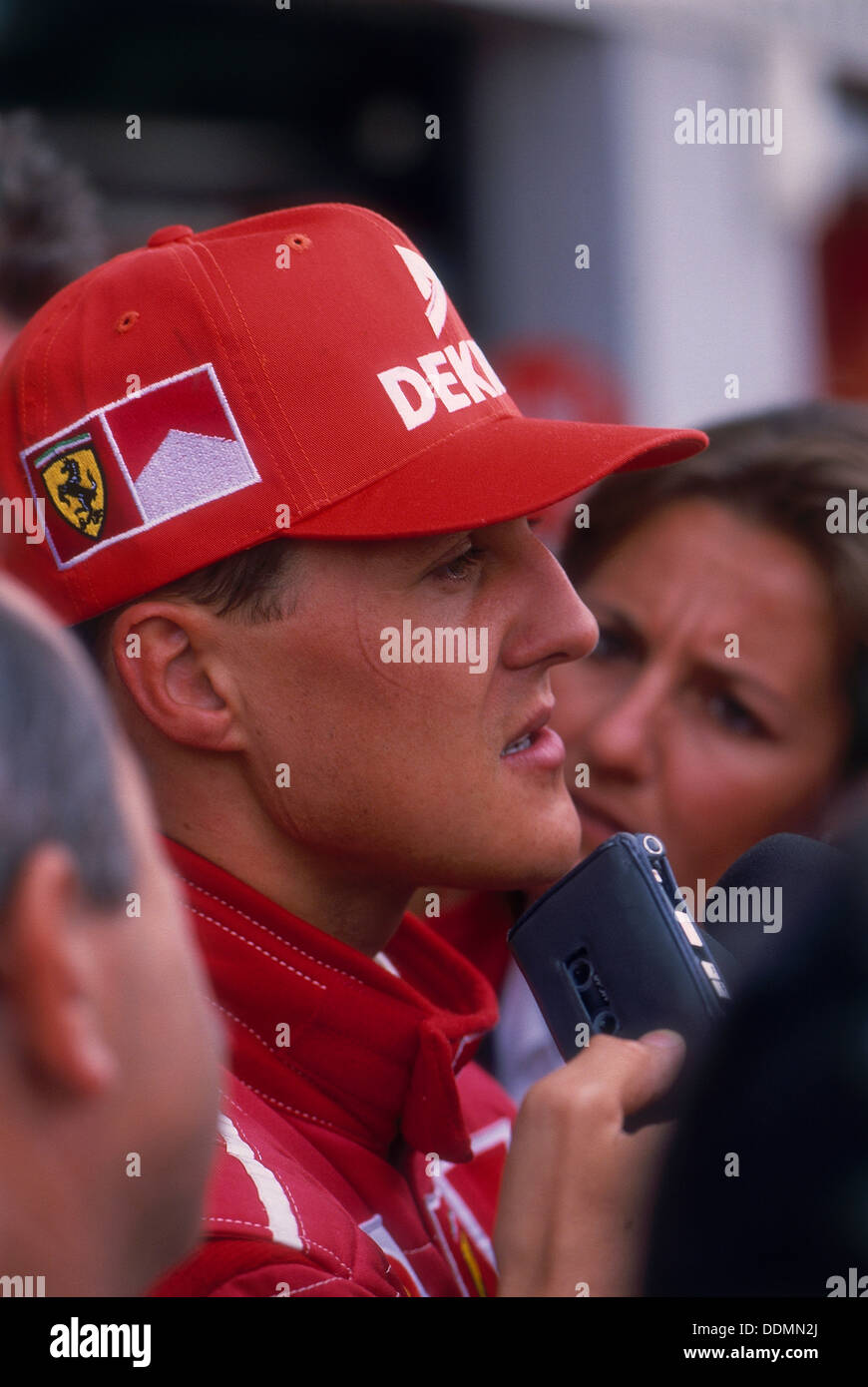 Michael Schumacher siendo entrevistado, British Grand Prix, Silverstone, Northamptonshire, 1997. Artista: Desconocido Foto de stock