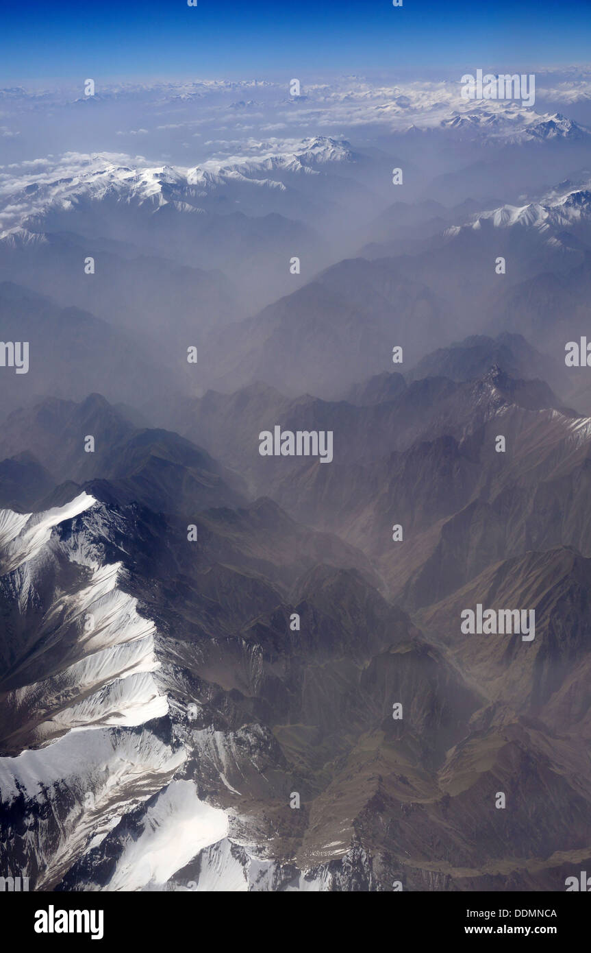 Vista aérea de las montañas Karakoram de Sinkiang, China, puede ver los  picos congelados y el valle profundo Fotografía de stock - Alamy