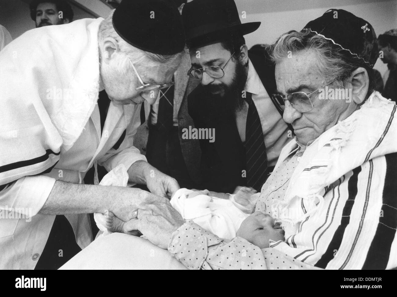 La circuncisión ritual judío, 21 de julio de 2000. Artista: Desconocido Foto de stock