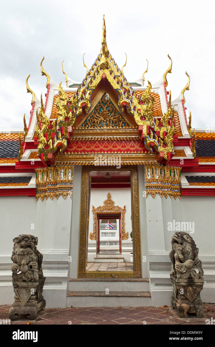 La puerta del templo, tallado en madera dorada decorado en estilo Tailandés del marco de puerta Foto de stock