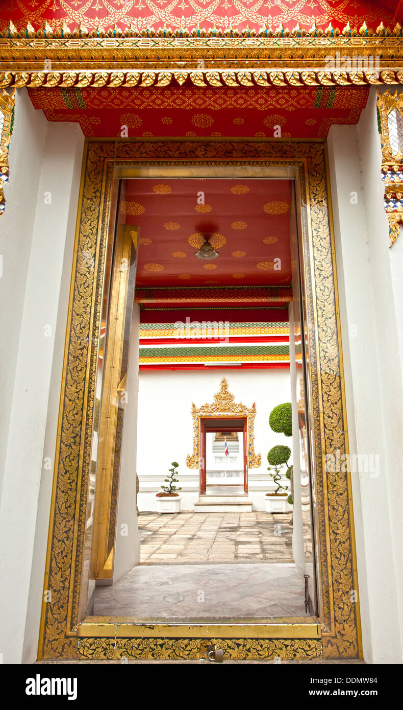 La puerta del templo, tallado en madera dorada decorado en estilo Tailandés del marco de puerta Foto de stock