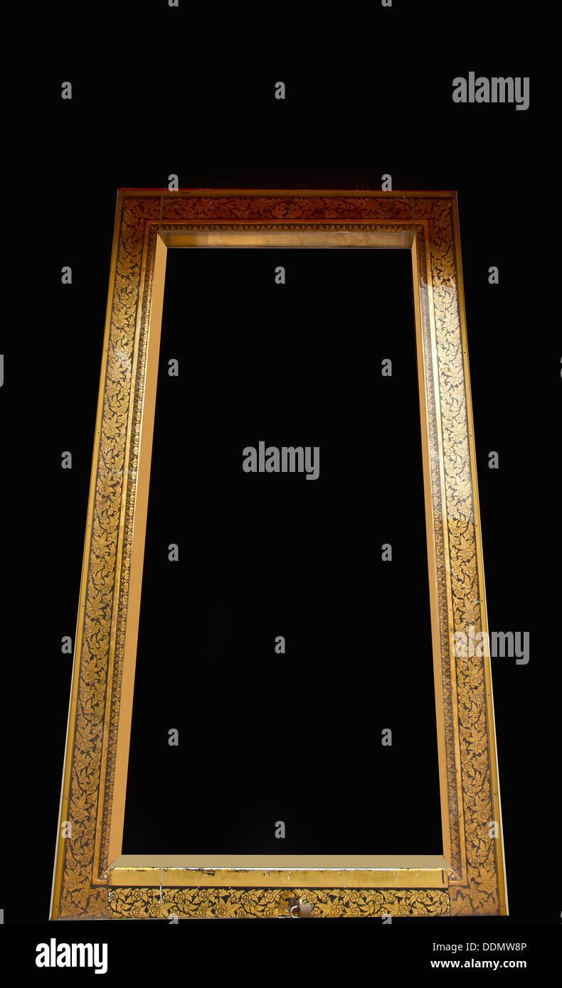 Armadura tailandesa, tallado en madera dorada decorado en estilo Tailandés del marco de puerta Foto de stock