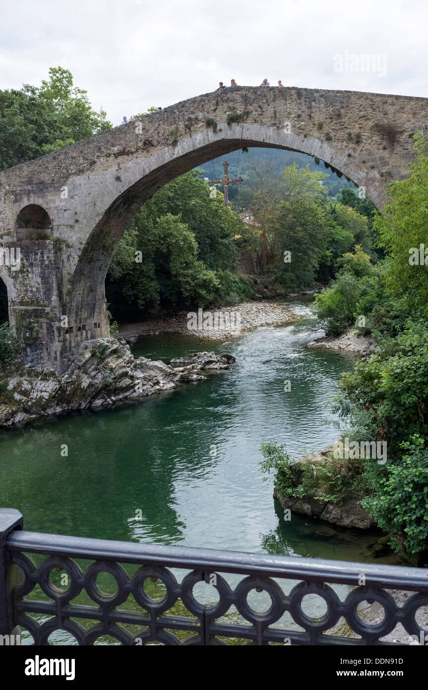 Cangas de Onis, Asturias, España. El puente romano sobre el río Sella, una victoria cross cuelga