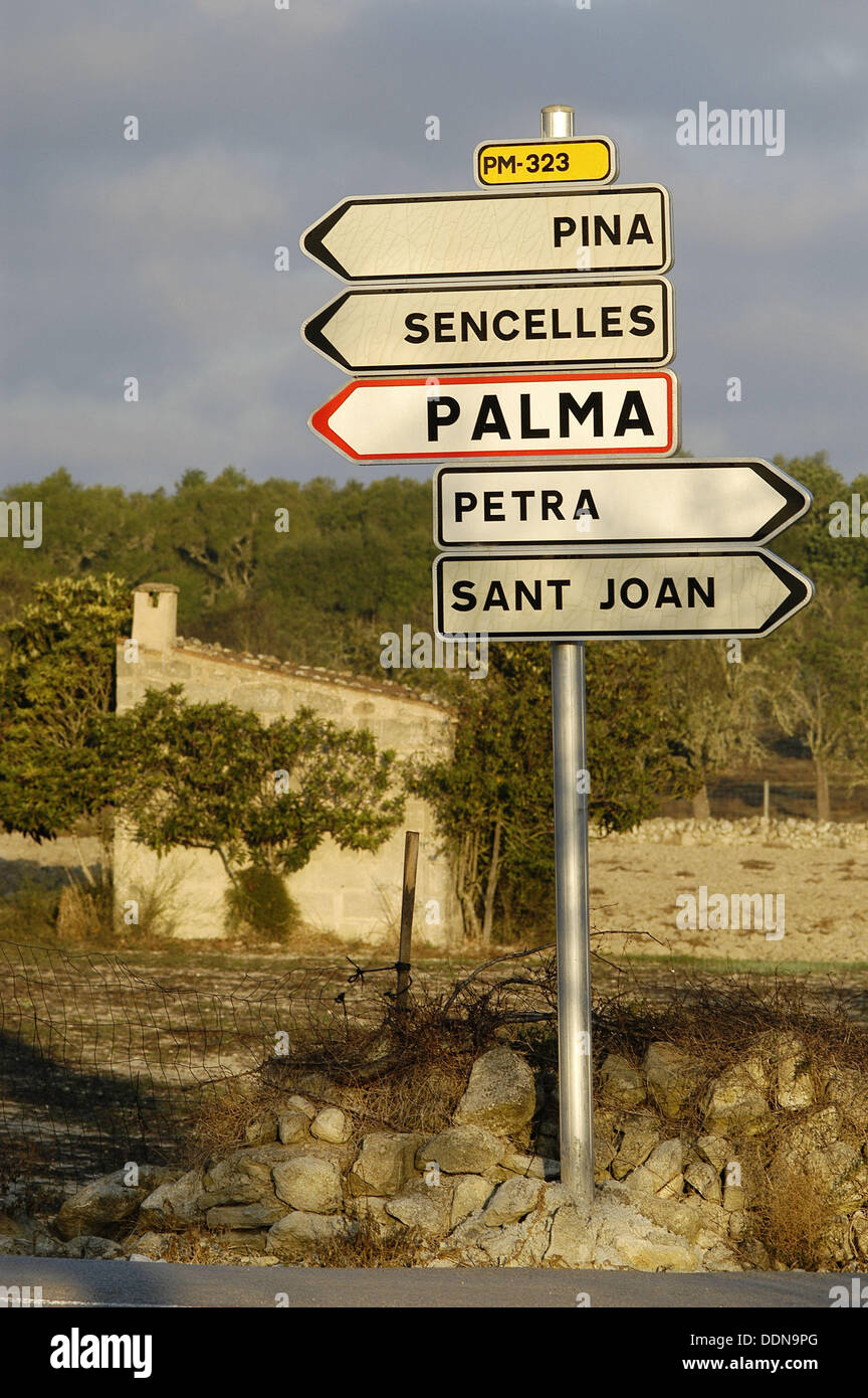 Señales de tráfico para Pina, Sencelles, Palma, Petra y Sant Joan.  Mallorca. Islas Baleares. España Fotografía de stock - Alamy