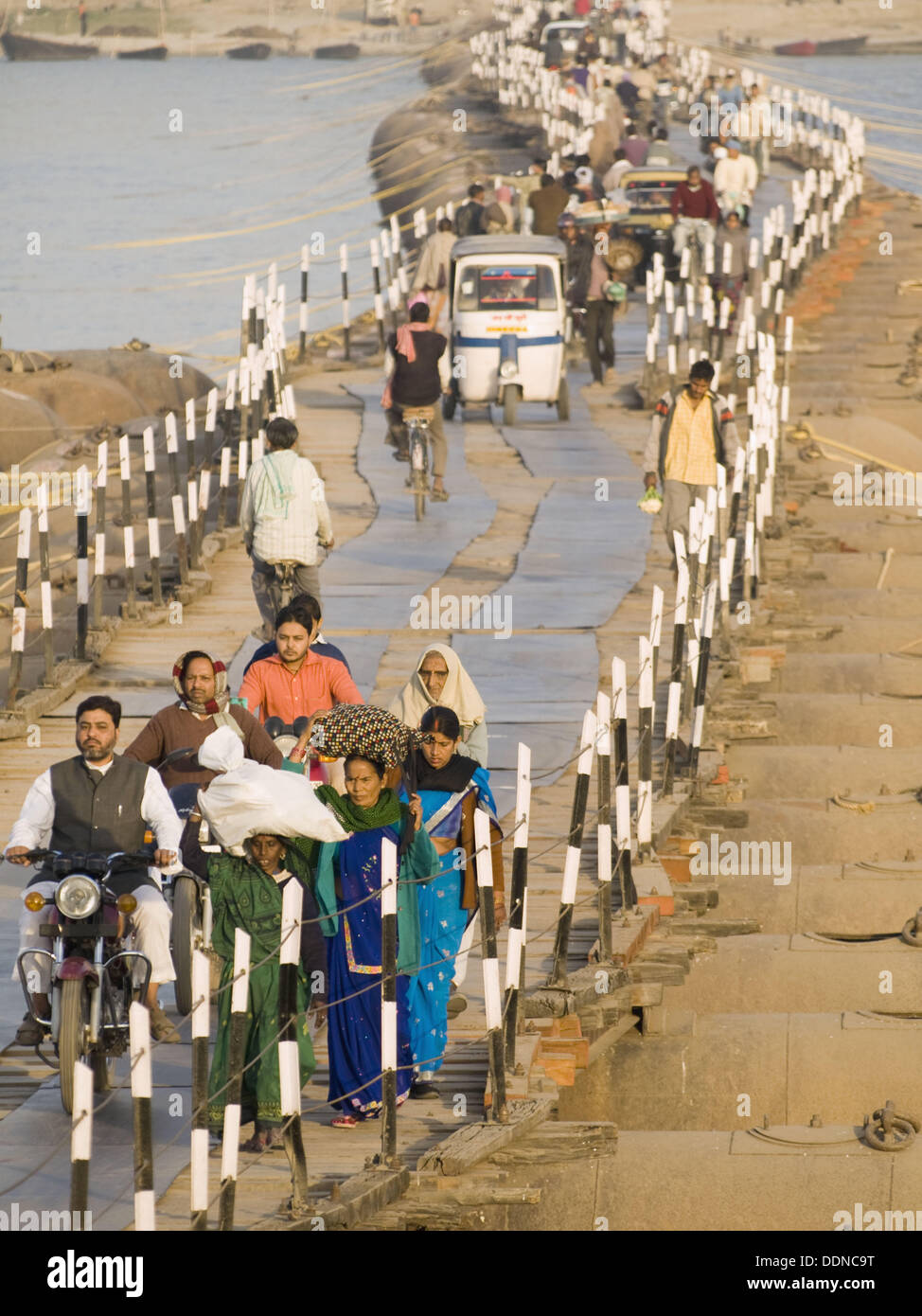 Los indios cruzando un puente pontón cruzando el río Ganges en Varanasi