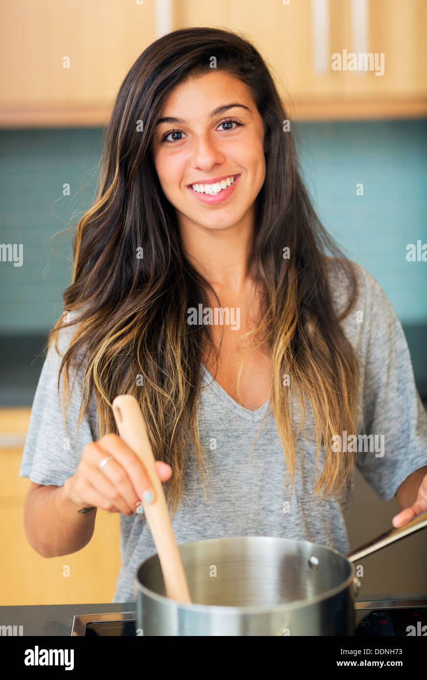 Hermosa Joven cocinando la cena en casa en la cocina, el concepto de estilo de vida Foto de stock