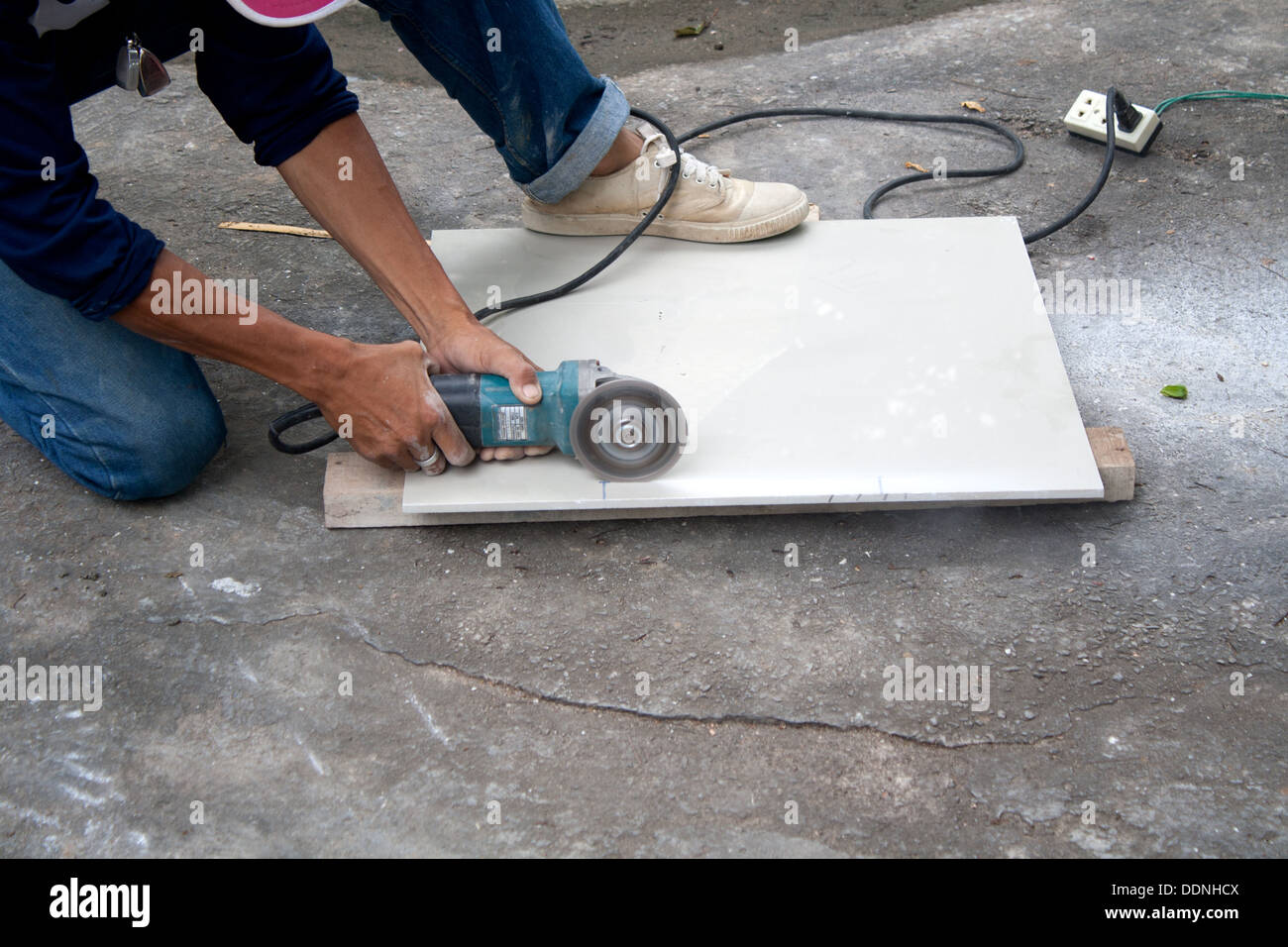 Los trabajadores están utilizando las herramientas para cortar azulejos  Fotografía de stock - Alamy