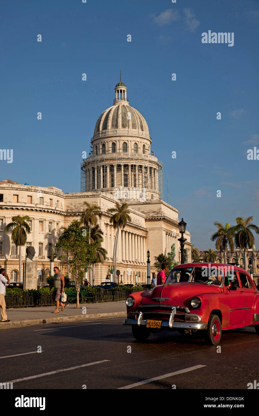 Coche clásico estadounidense y el Capitolio en el centro de La Habana, Cuba, El Caribe Foto de stock