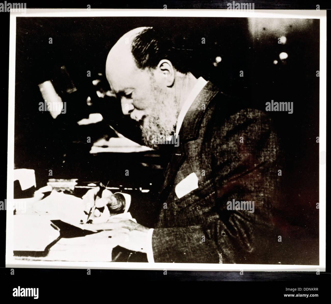 Carl Faberge, y orfebre joyero ruso, en el trabajo, del siglo XX. Artista:  Desconocido Fotografía de stock - Alamy
