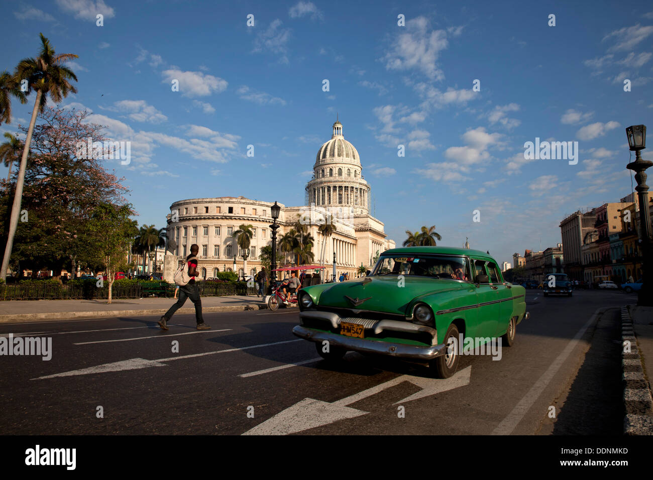 Coche clásico estadounidense y el Capitolio en el centro de La Habana, Cuba, El Caribe Foto de stock