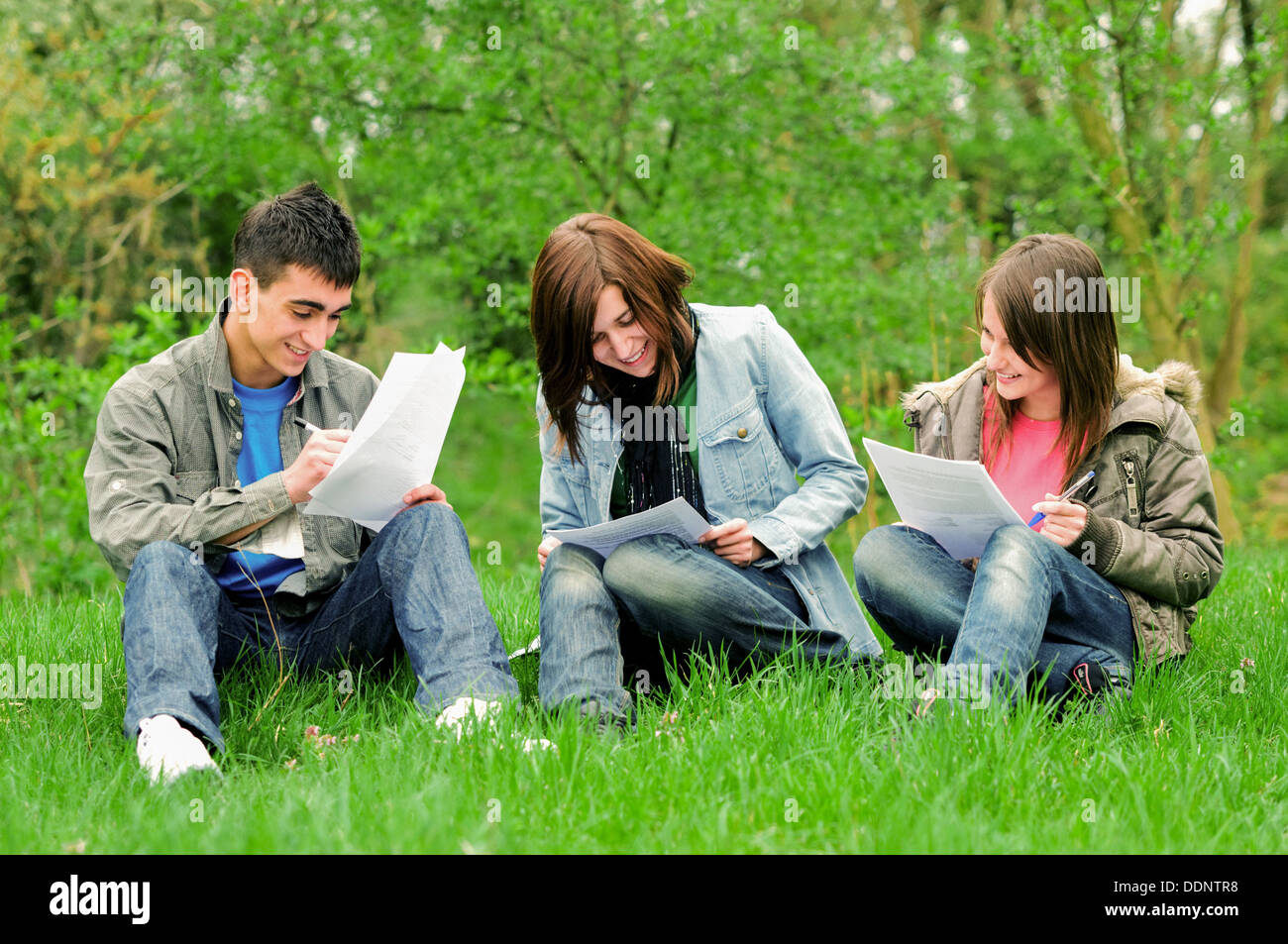 Tres estudiantes de la escuela secundaria aprendizaje juntos outdoor Foto de stock