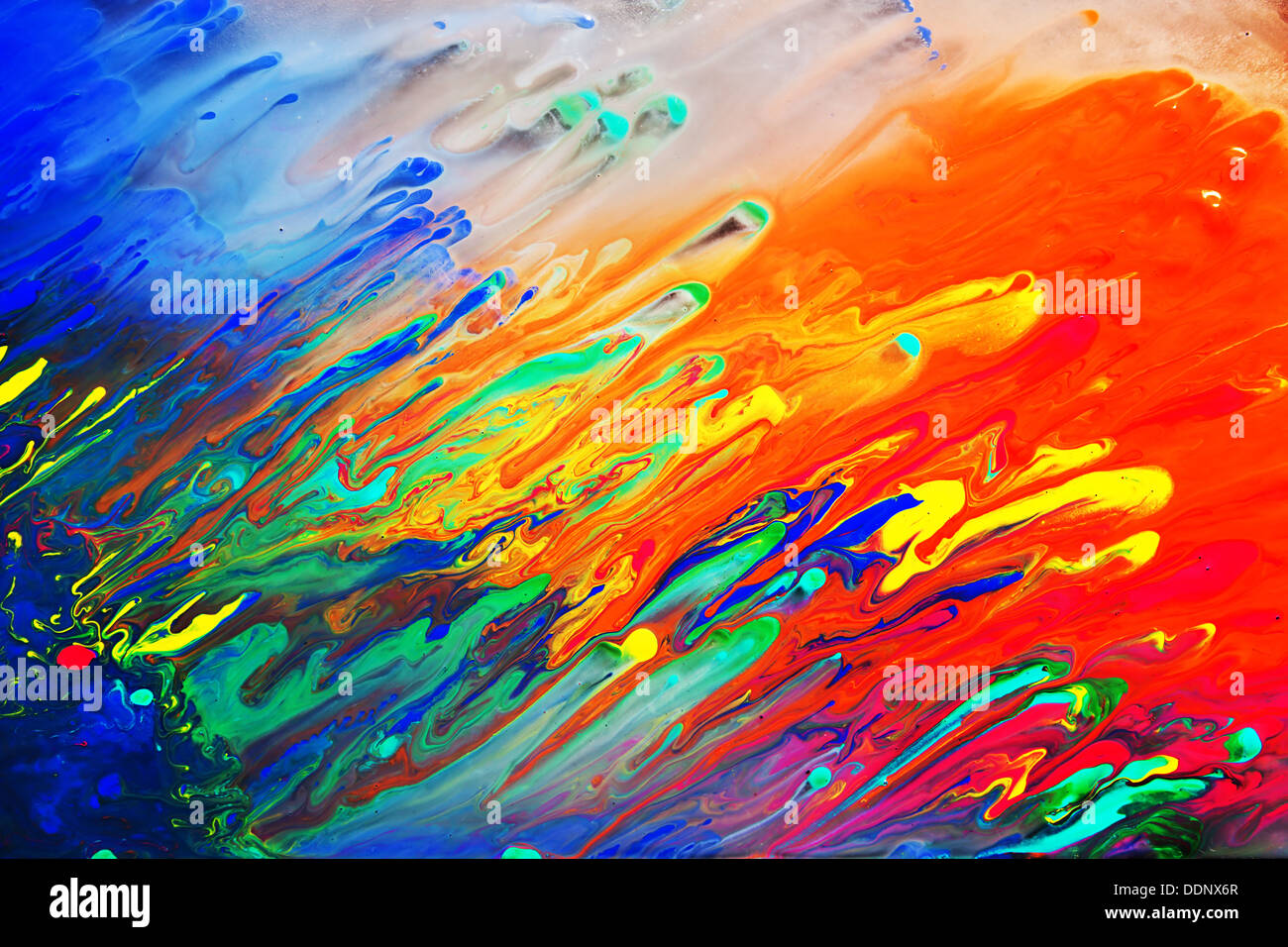Brillantes y coloridas pinturas abstractas cerca de fondo Foto de stock