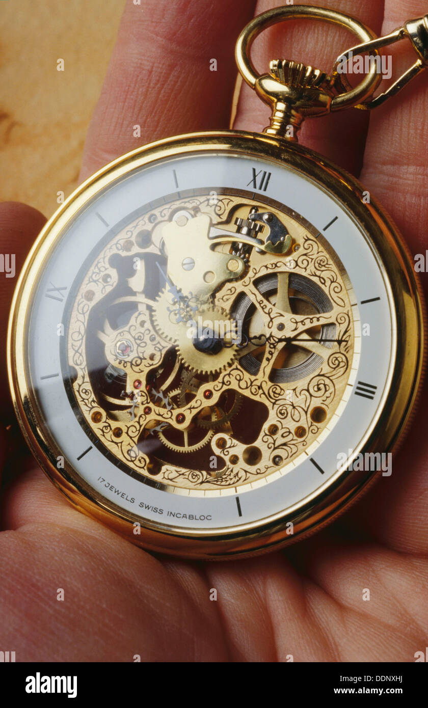 Reloj de bolsillo suizo y cadena de oro Fotografía de stock - Alamy