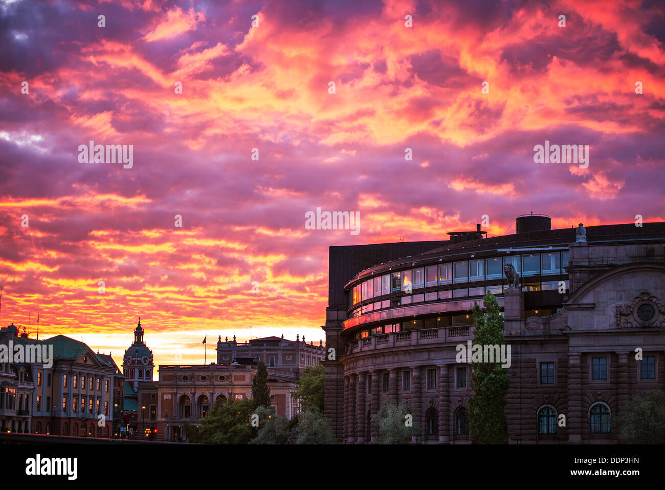 Un maravilloso amanecer en Estocolmo a las 3AM en una noche de verano. El cielo está en llamas! Foto de stock