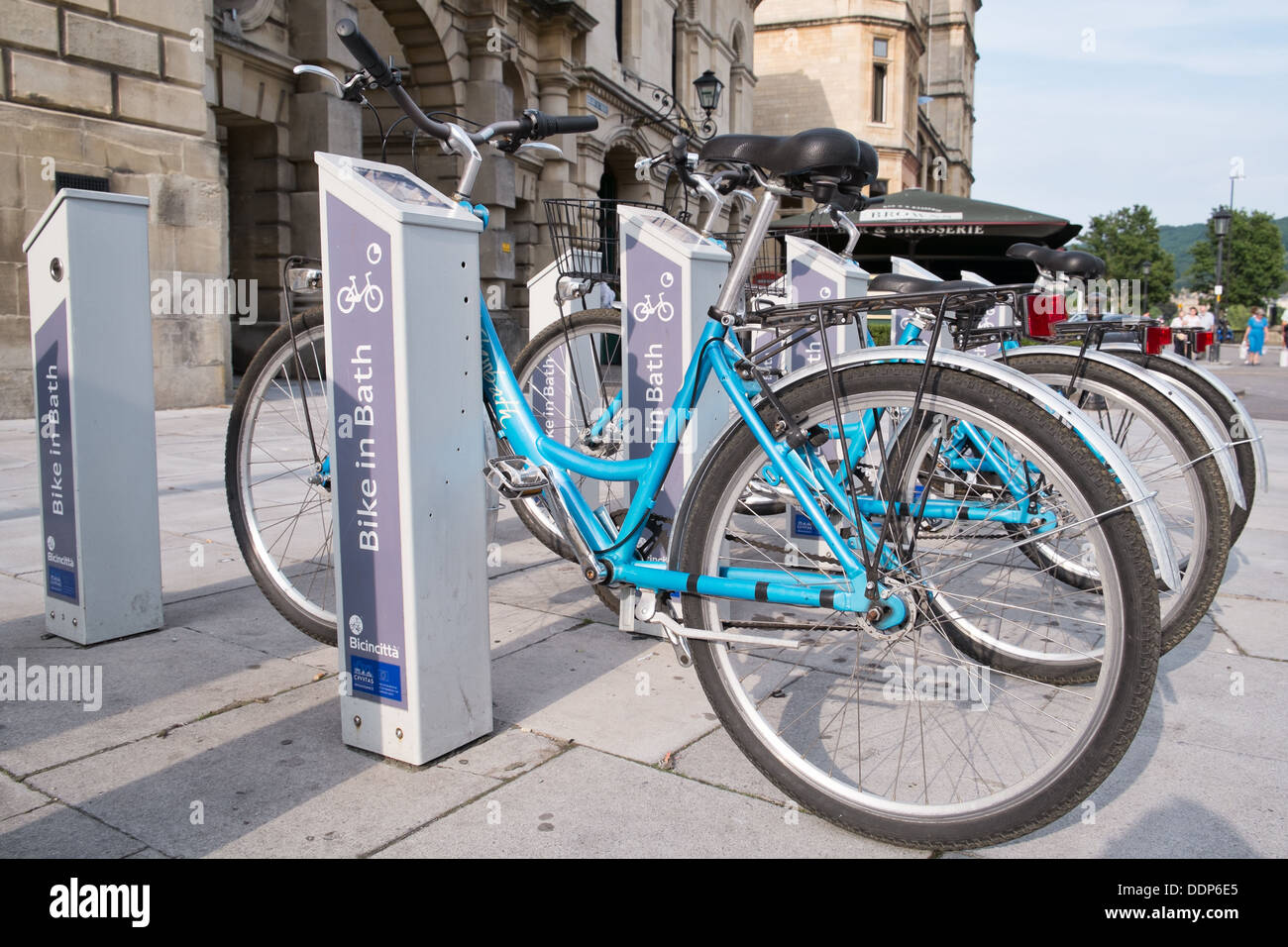 Una estación de acoplamiento de alquiler público de bicicletas en el centro de la ciudad patrimonio de la humanidad de la UNESCO de Bath en Somerset, Inglaterra, Reino Unido. Foto de stock
