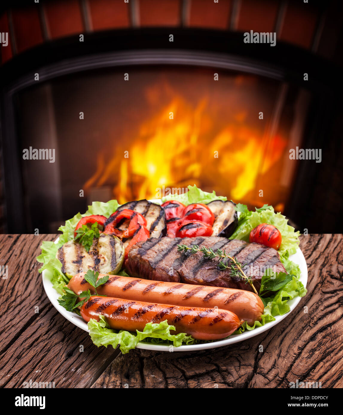 Productos grill: carnes, salchichas y verduras en un plato. Foto de stock