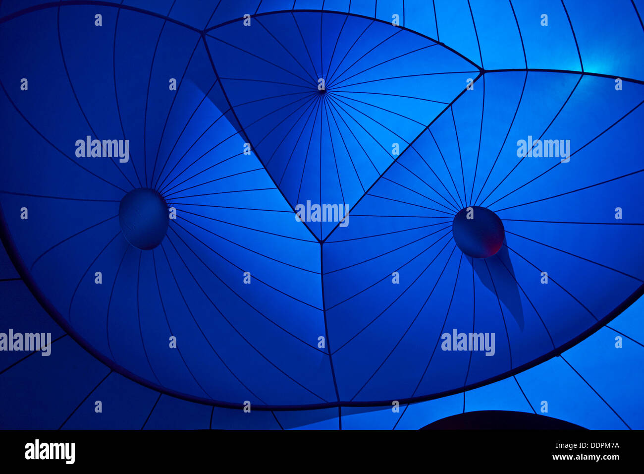 Dentro del Amococo Luminarium en Bournemouth, Dorset Reino Unido en septiembre - concepto abstracto de sentimiento azul. Fondos de fondo de fondo de papel tapiz. Crédito: Carolyn Jenkins/Alamy Live News Foto de stock