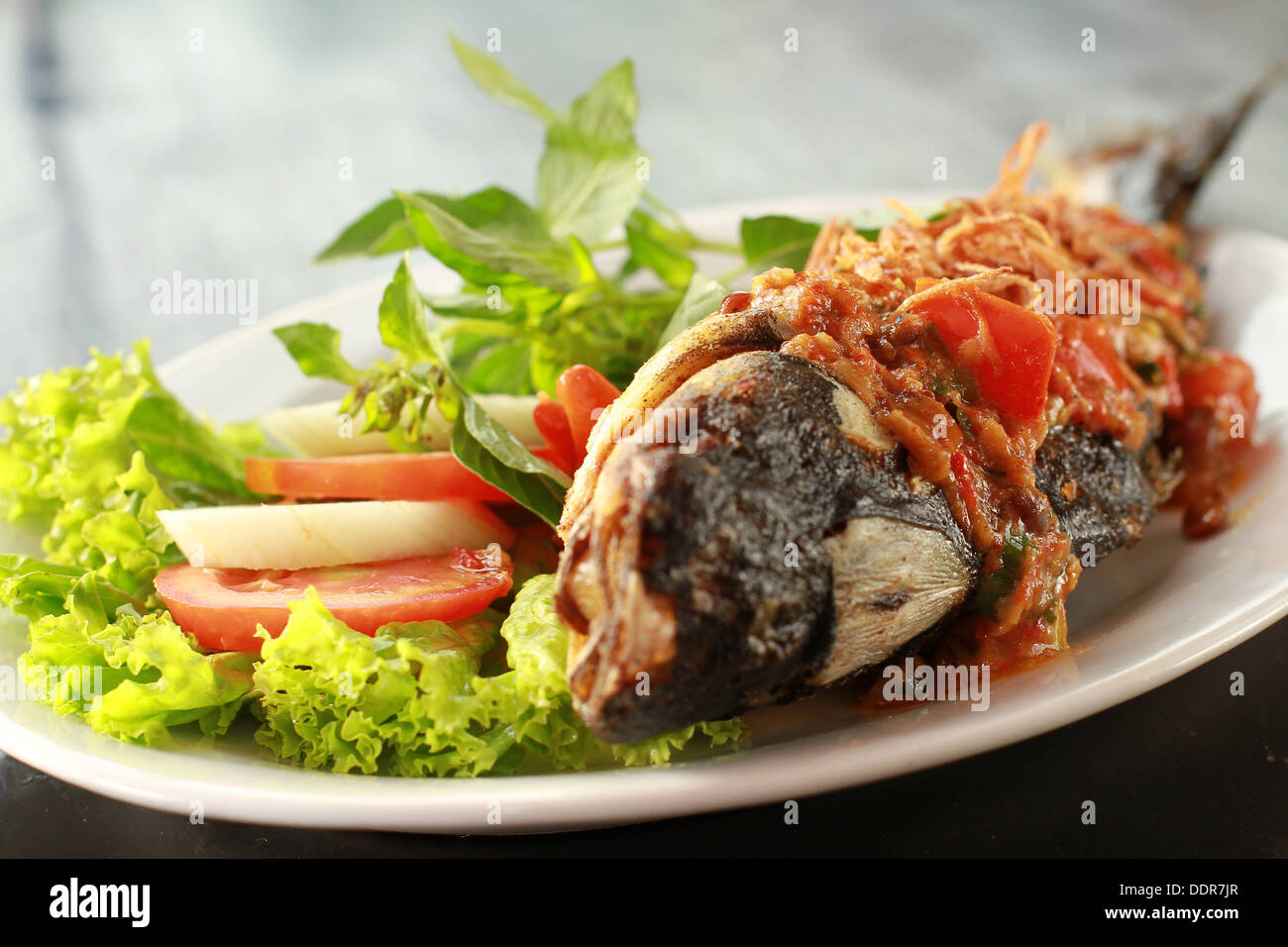 A rayas Surrey amor Pez gato en el plato, comida tradicional indonesio. cubierta con salsa de chili Fotografía de stock - Alamy A rayas Surrey amor Pez gato en el plato, comida tradicional indonesio. cubierta con salsa de chili Fotografía de stock - Alamy