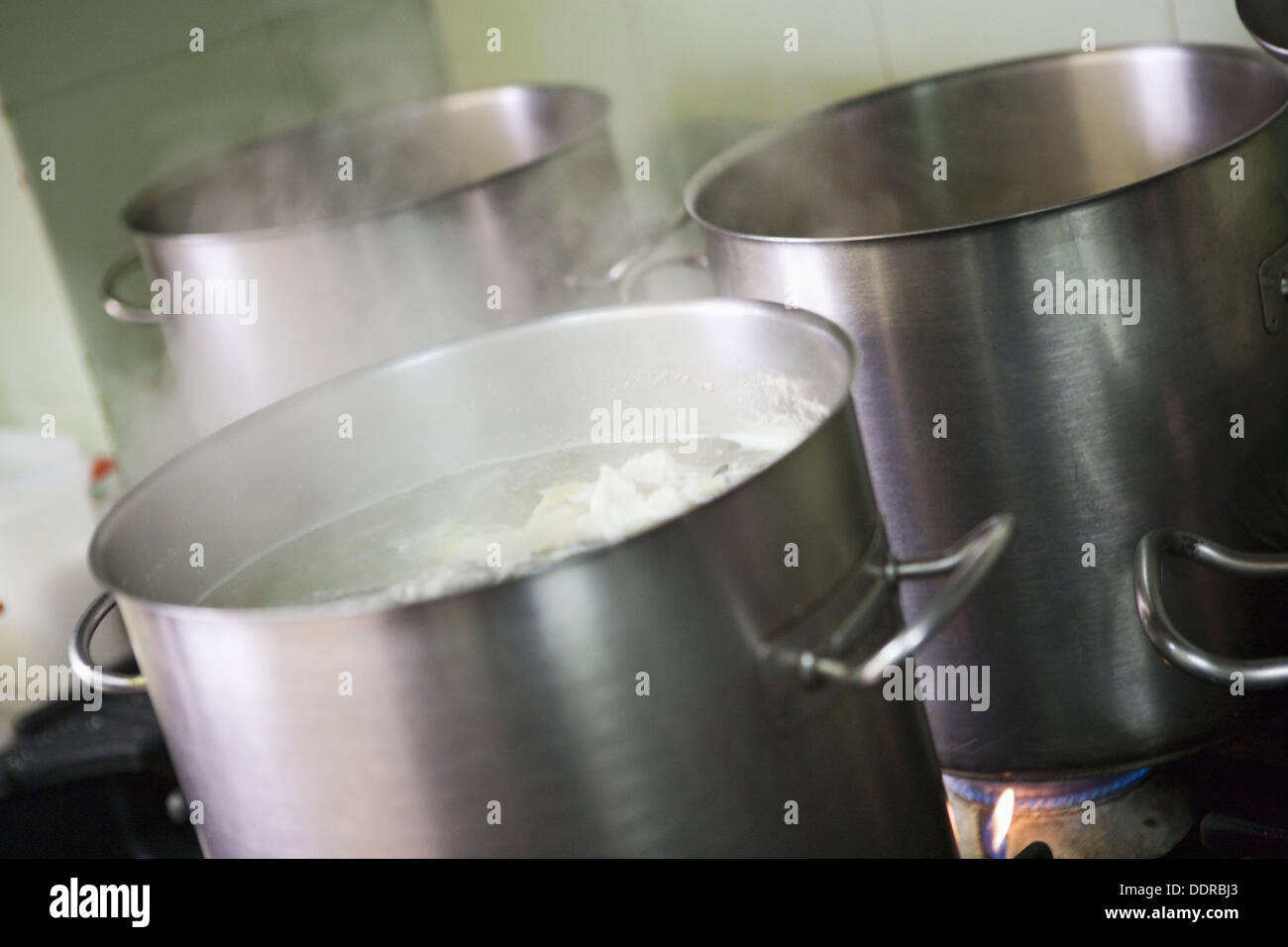 Las ollas en la cocina de El Mercadito restaurante, Santiago de Compostela.  La provincia de La Coruña, Galicia, España Fotografía de stock - Alamy