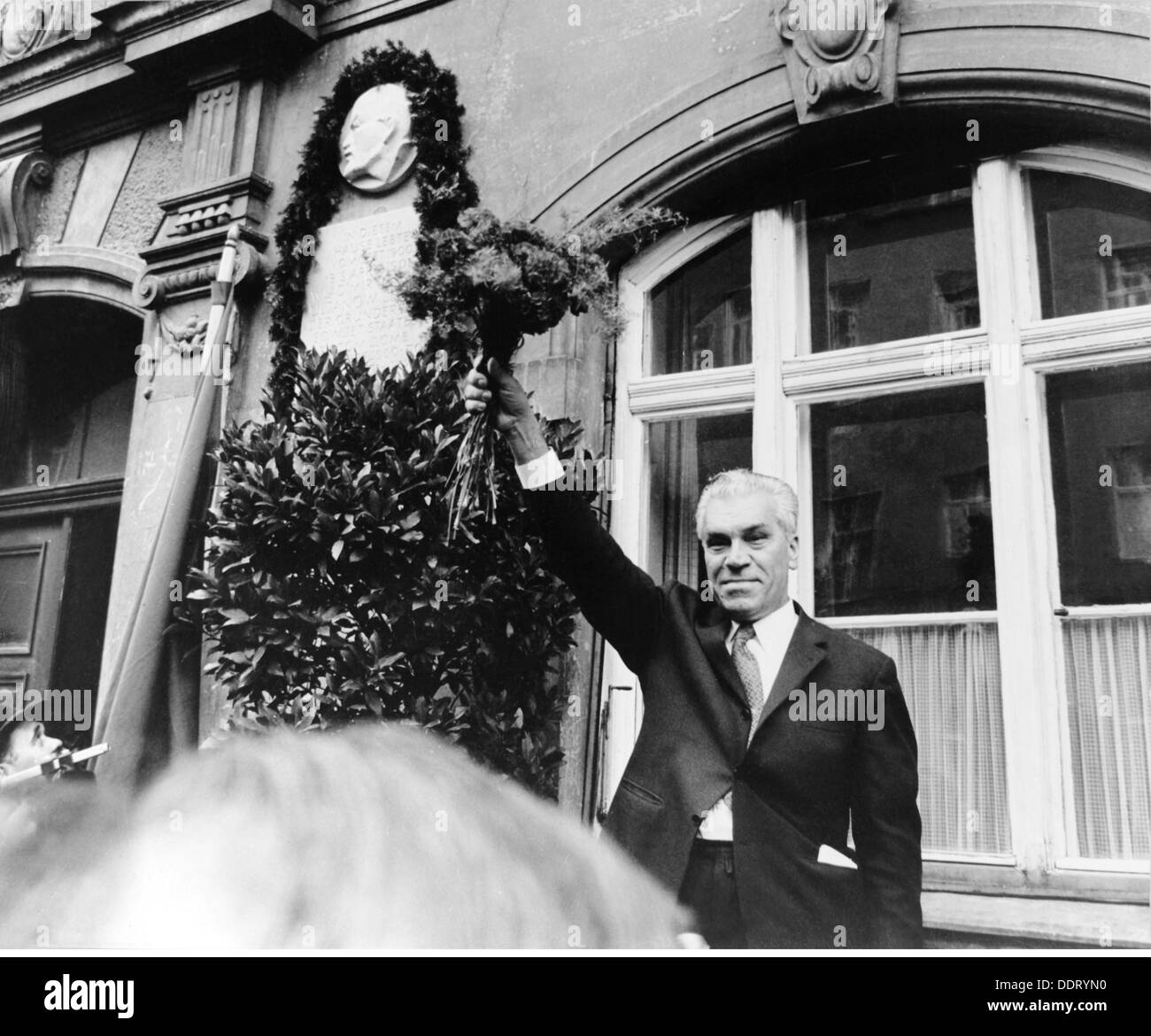 Lenin (Vladimir Ilyich Ulyanov), 22.4.1870 - 21.1.1924, político ruso, embajador soviético Semion Zarapkin en la presentación de una placa de memoria en la entrada de la casa Kaiserstrasse 46 donde vivió Lenin del 1900 de septiembre al 1901 de octubre, Munich, 29.4.1968, Foto de stock