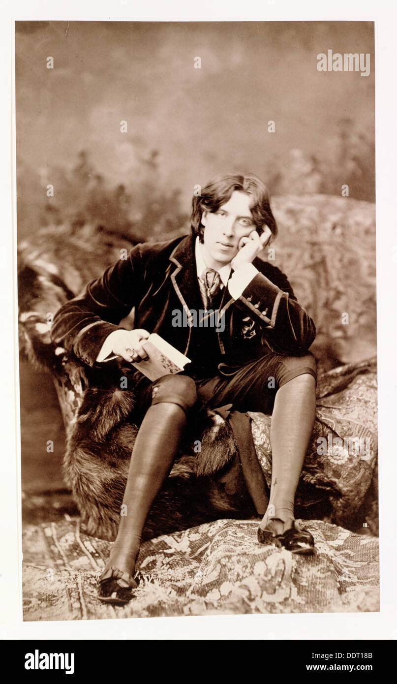 Oscar Wilde, nacido el ingenio y el dramaturgo irlandés, 1882. Artista: Desconocido Foto de stock