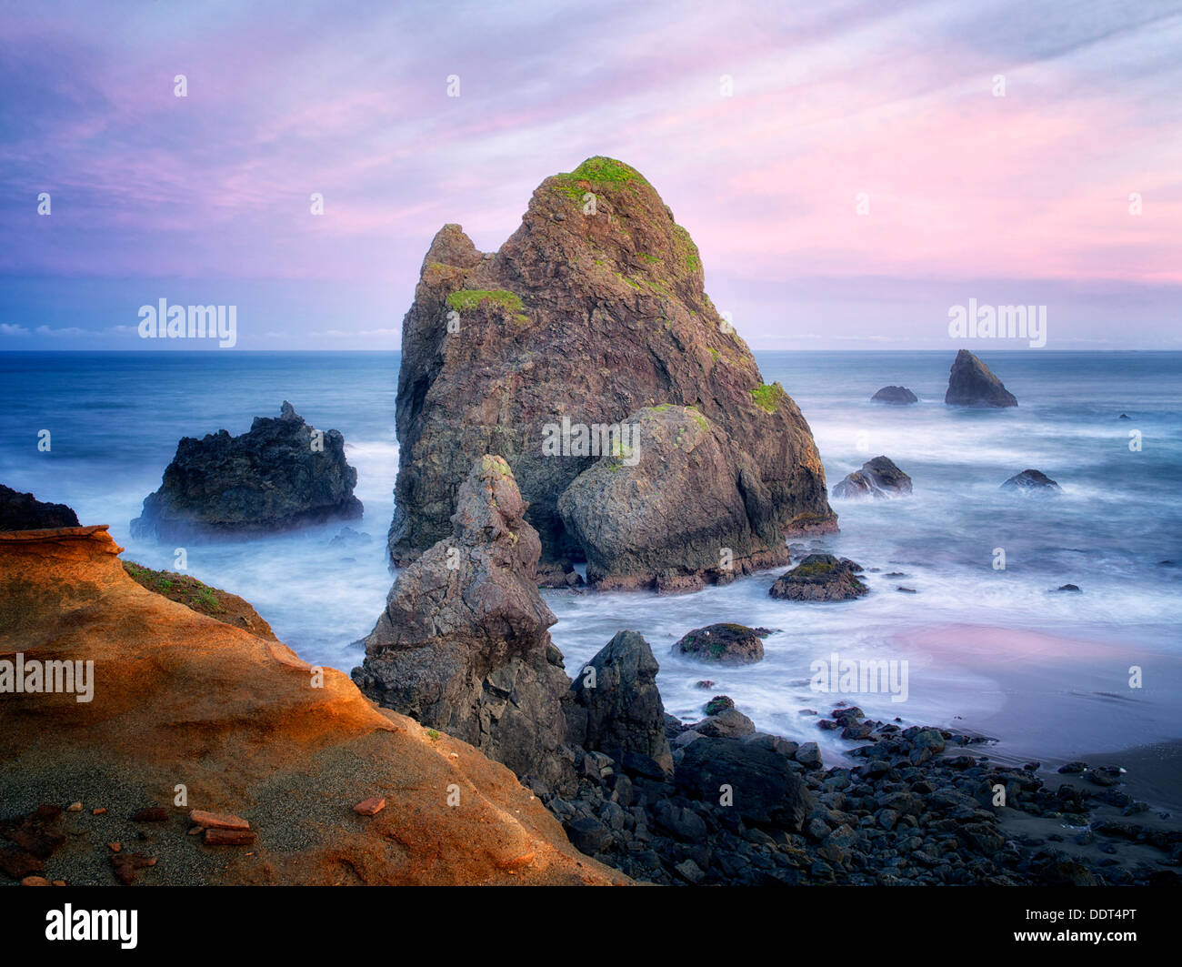 Costa de Oregon al amanecer, cerca del punto de Crook. Foto de stock
