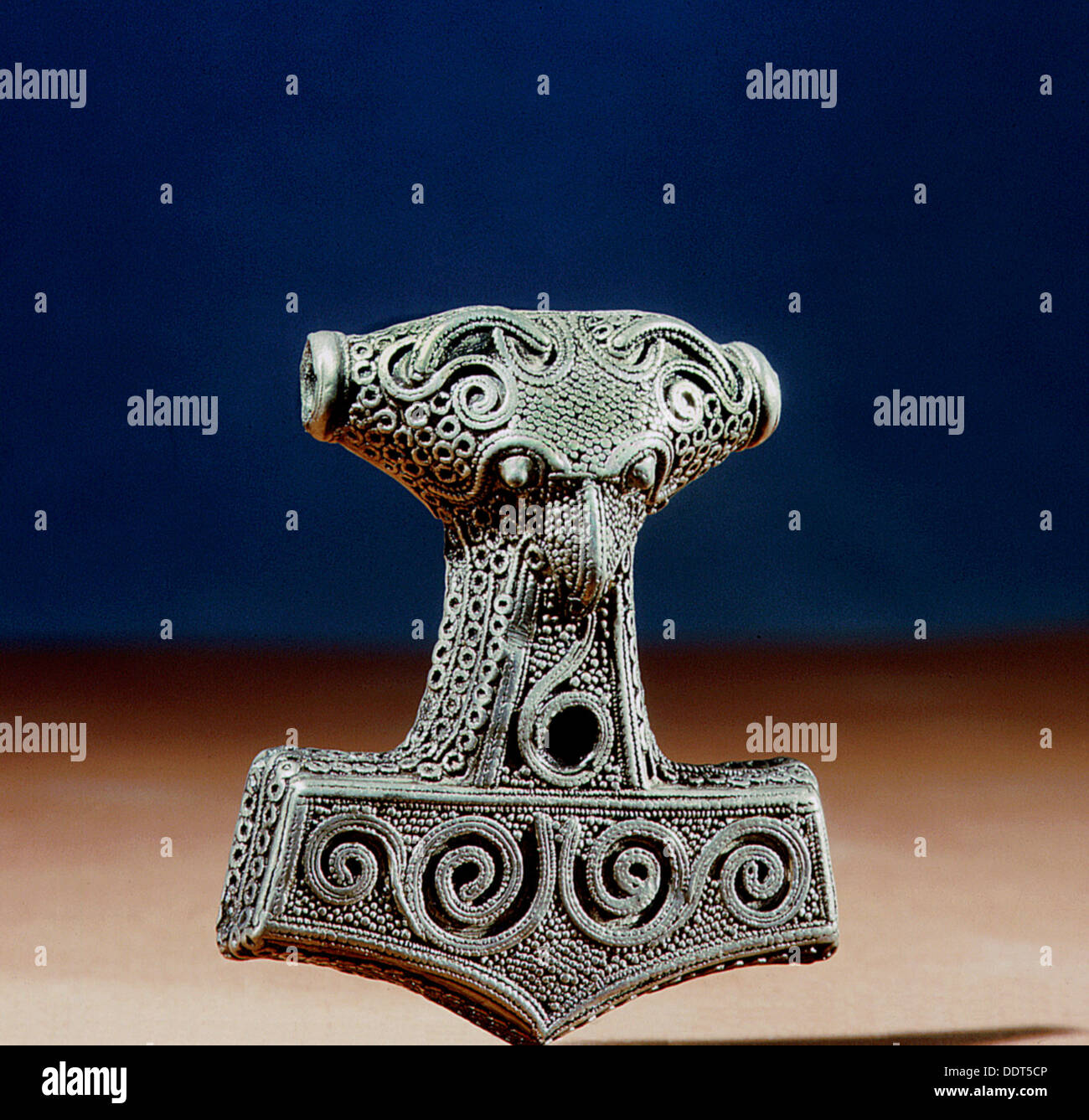 Viking plata amuleto en forma de martillo de Thor Mjollnir, Uppland, Suecia, siglo 10. Artista: Werner forman Foto de stock