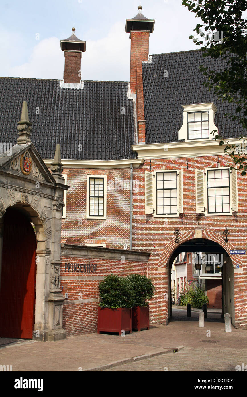 La puerta de la guardia y su entrada en el Prinsenhof desde 1639 en la ciudad de Groningen Foto de stock