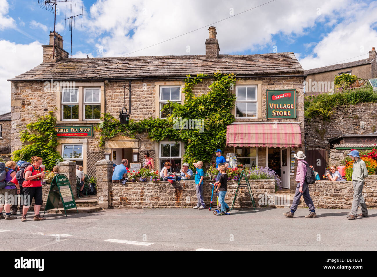 La aldea tienda y tienda de té con personas ajenas al Muker en Swaledale , en el norte de Yorkshire, Inglaterra, Gran Bretaña, Reino Unido Foto de stock