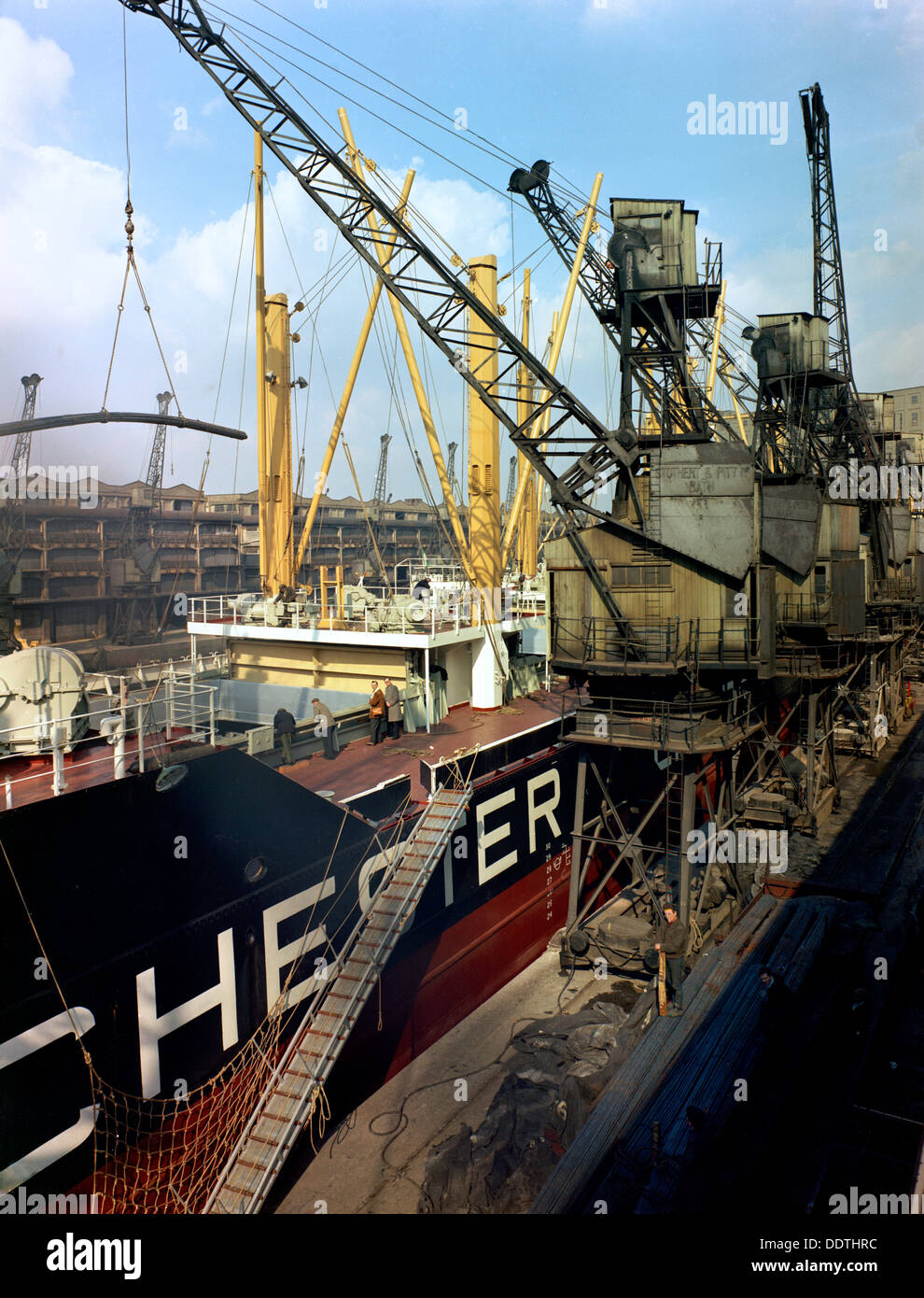 La renombrada "Manchester" siendo cargado con acero para exportación, Manchester, 1964. Artista: Michael Walters Foto de stock