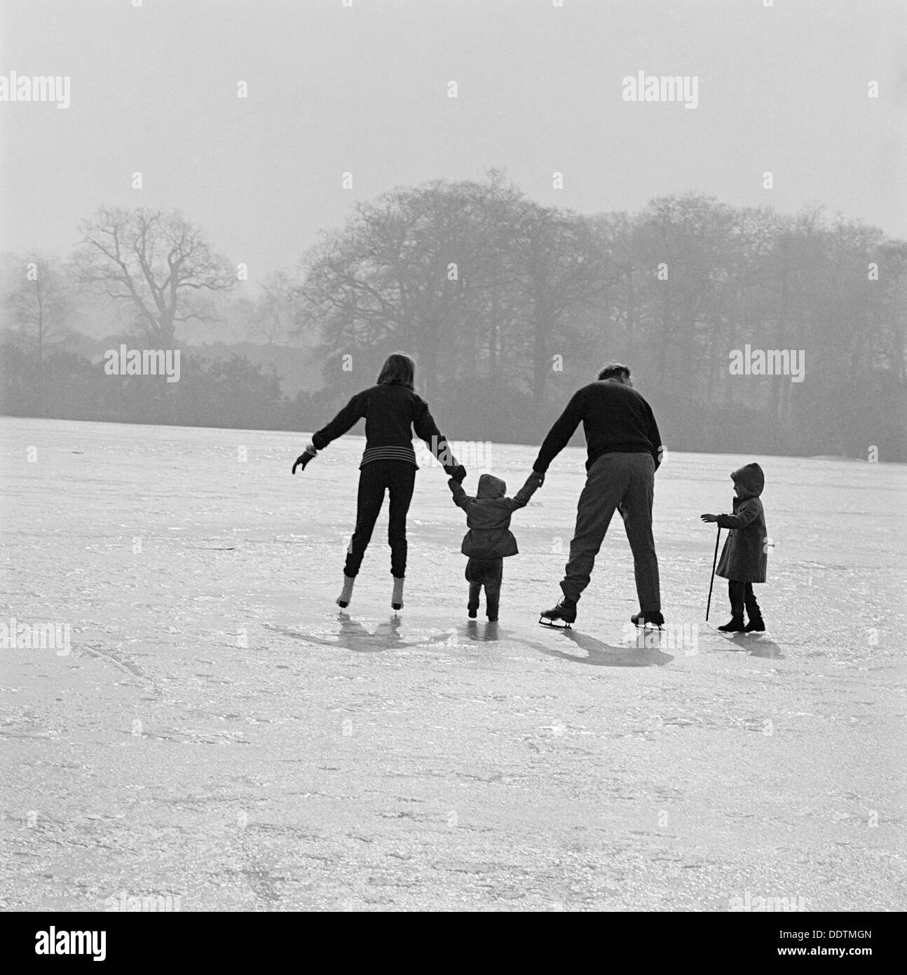 Patinaje en Richmond Park, Londres, 1962-1964. Artista: John Gay Foto de stock