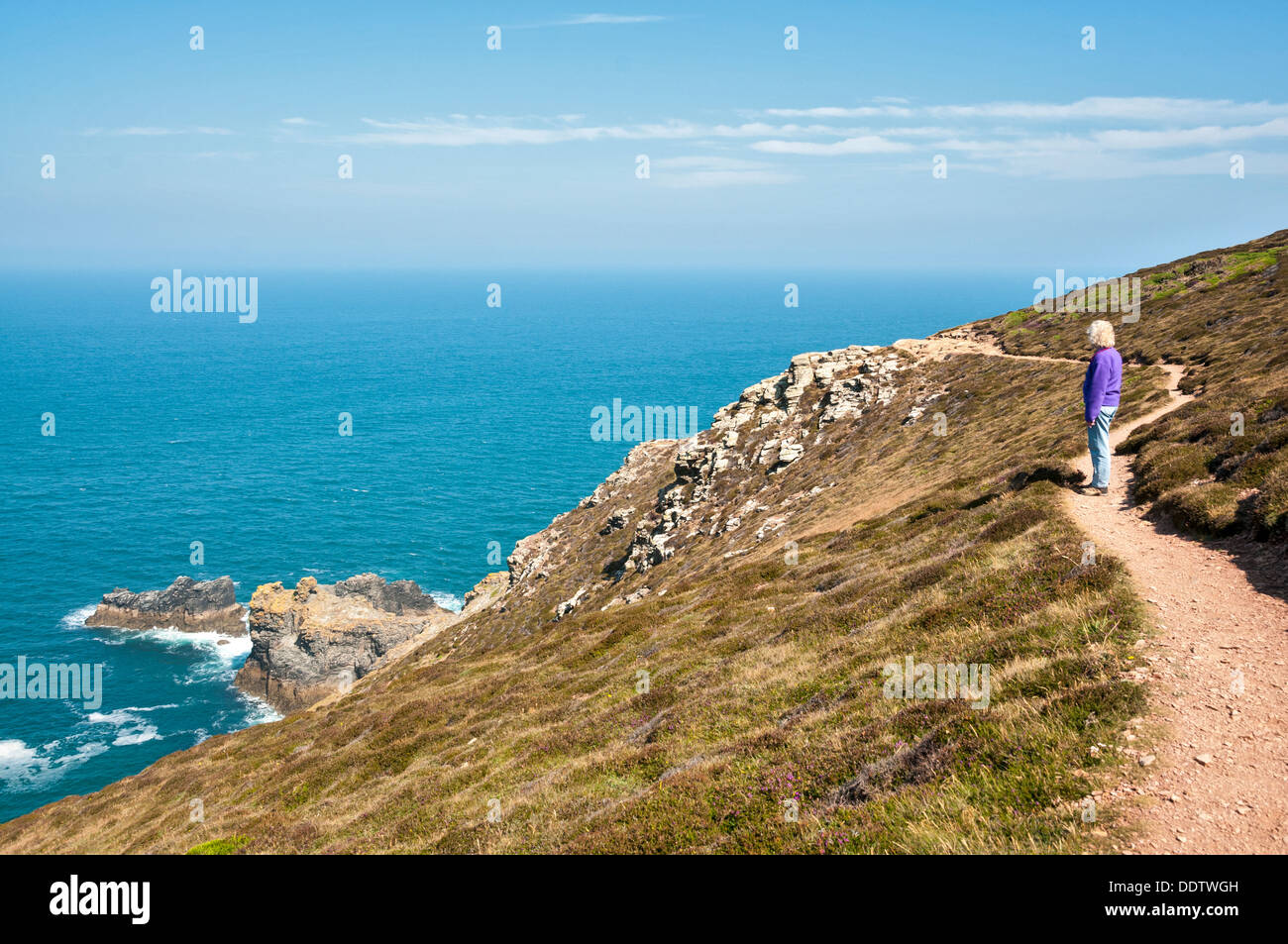 Gran Bretaña, Inglaterra, Cornwall, Santa Inés, mujeres cabeza visitante sobre ruta costera Foto de stock