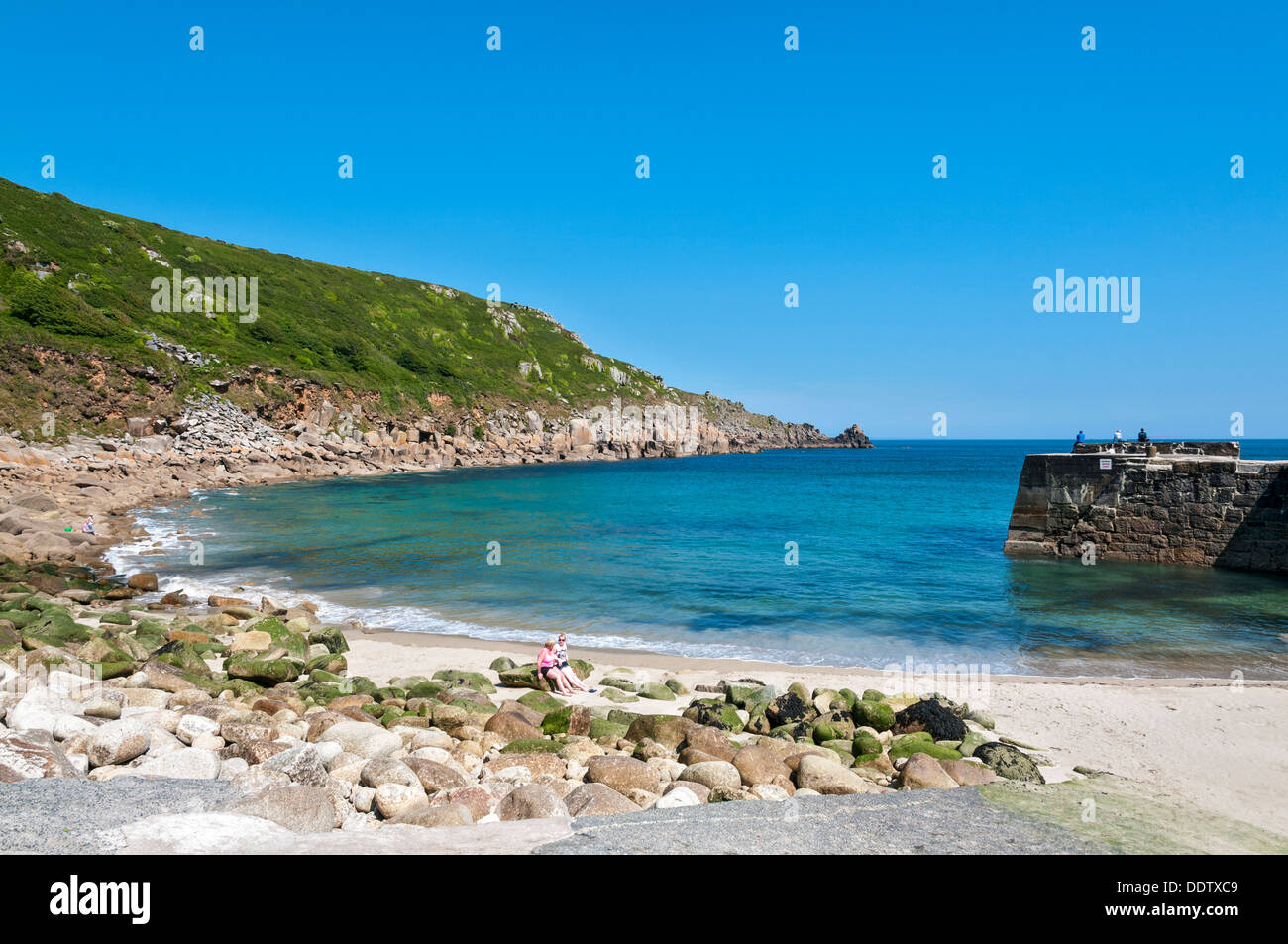 Gran Bretaña, Inglaterra, Cornwall, Lamorna Cove, la playa, los pescadores sobre el malecгіn Foto de stock