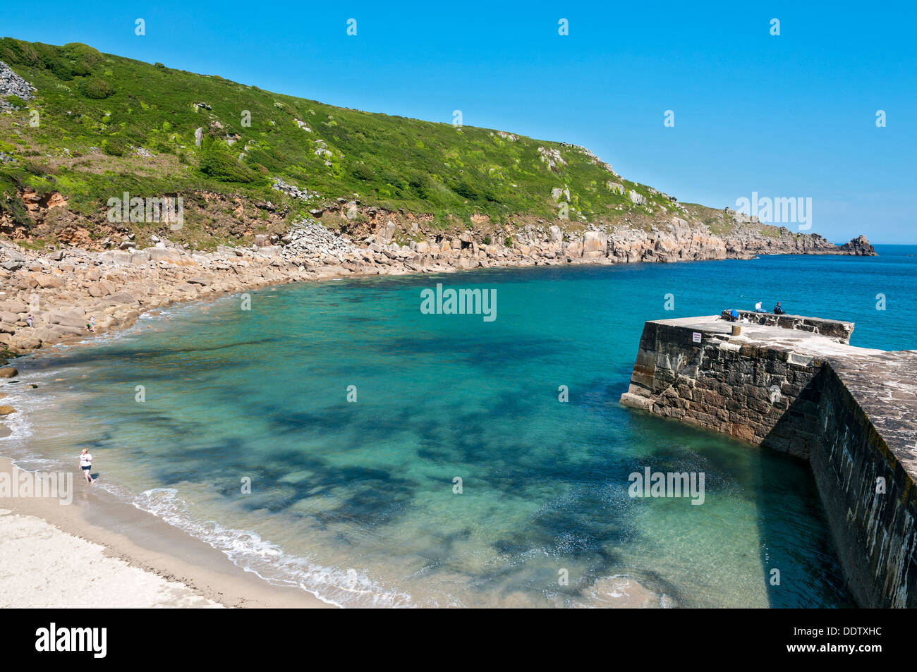 Gran Bretaña, Inglaterra, Cornwall, Lamorna Cove, la playa, los pescadores sobre el malecгіn Foto de stock